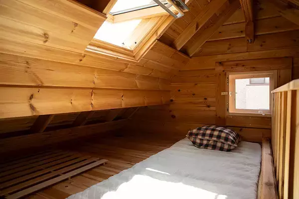 「70代男性のお手製ミニログハウス「多目的な趣味の部屋が欲しかった」。カラオケにラジコン…。250万円でつくった家から10秒の”男の隠れ家”にお邪魔します」の画像