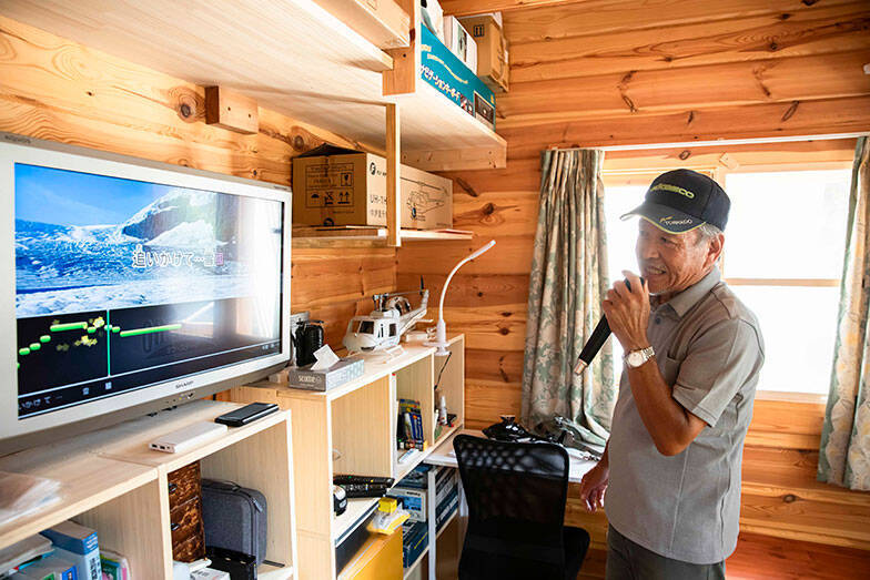 70代男性のお手製ミニログハウス「多目的な趣味の部屋が欲しかった」。カラオケにラジコン…。250万円でつくった家から10秒の”男の隠れ家”にお邪魔します