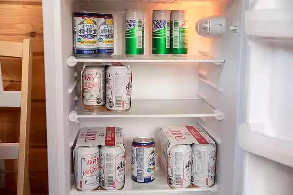 「70代男性のお手製ミニログハウス「多目的な趣味の部屋が欲しかった」。カラオケにラジコン…。250万円でつくった家から10秒の”男の隠れ家”にお邪魔します」の画像