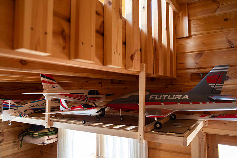 70代男性のお手製ミニログハウス「多目的な趣味の部屋が欲しかった」。カラオケにラジコン…。250万円でつくった家から10秒の”男の隠れ家”にお邪魔します