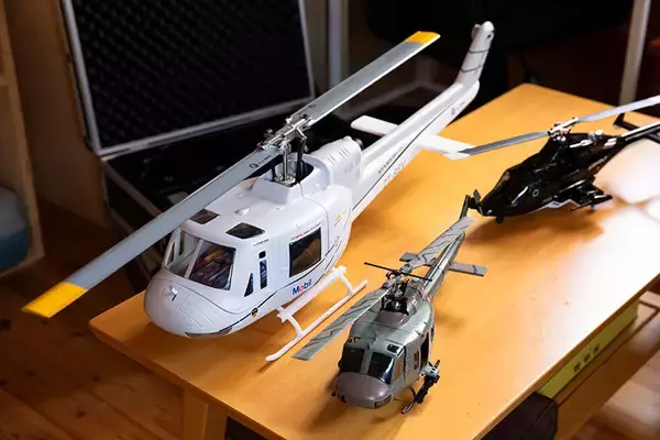 「70代男性のお手製ミニログハウス「多目的な趣味の部屋が欲しかった」。カラオケにラジコン…。250万円でつくった家から10秒の”男の隠れ家”にお邪魔します」の画像