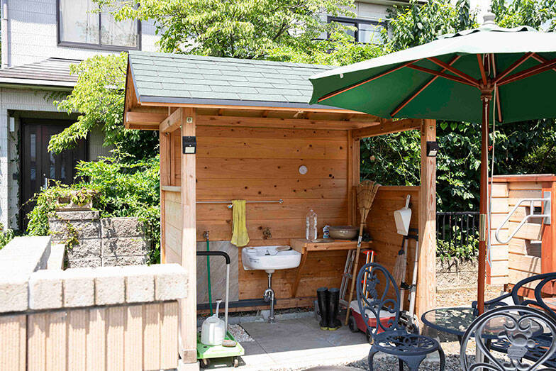 70代男性のお手製ミニログハウス「多目的な趣味の部屋が欲しかった」。カラオケにラジコン…。250万円でつくった家から10秒の”男の隠れ家”にお邪魔します