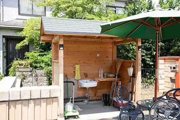 「70代男性のお手製ミニログハウス「多目的な趣味の部屋が欲しかった」。カラオケにラジコン…。250万円でつくった家から10秒の”男の隠れ家”にお邪魔します」の画像