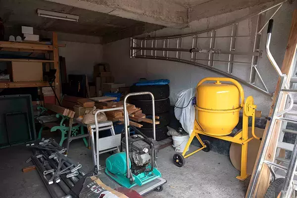 「70代男性のお手製ミニログハウス「多目的な趣味の部屋が欲しかった」。カラオケにラジコン…。250万円でつくった家から10秒の”男の隠れ家”にお邪魔します」の画像