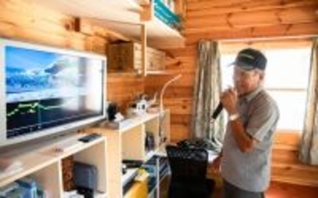 70代男性のお手製ミニログハウス「多目的な趣味の部屋が欲しかった」。カラオケにラジコン…。250万円でつくった家から10秒の”男の隠れ家”にお邪魔します