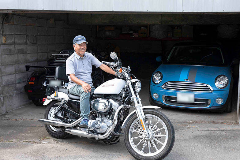 70代男性のお手製ミニログハウス「多目的な趣味の部屋が欲しかった」。カラオケにラジコン…。250万円でつくった家から10秒の”男の隠れ家”にお邪魔します