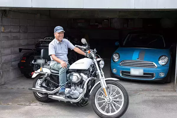 「70代男性のお手製ミニログハウス「多目的な趣味の部屋が欲しかった」。カラオケにラジコン…。250万円でつくった家から10秒の”男の隠れ家”にお邪魔します」の画像