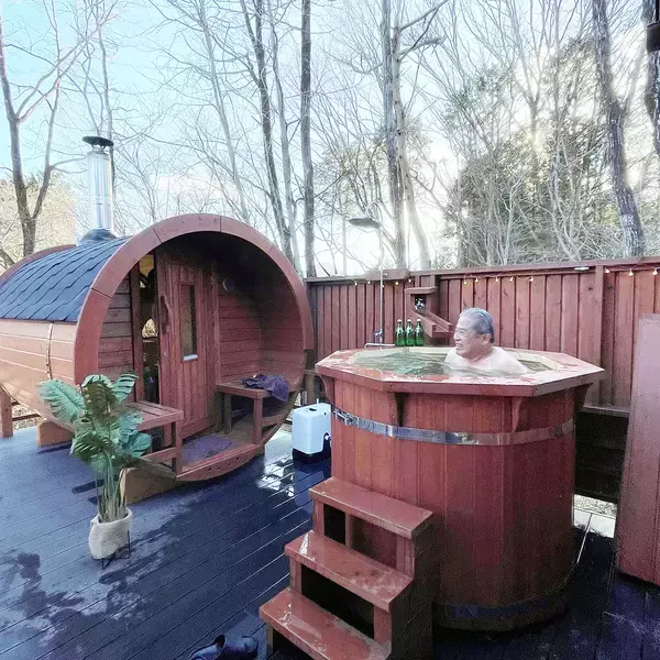 「70代男性のお手製ミニログハウス「多目的な趣味の部屋が欲しかった」。カラオケにラジコン…。250万円でつくった家から10秒の”男の隠れ家”にお邪魔します」の画像