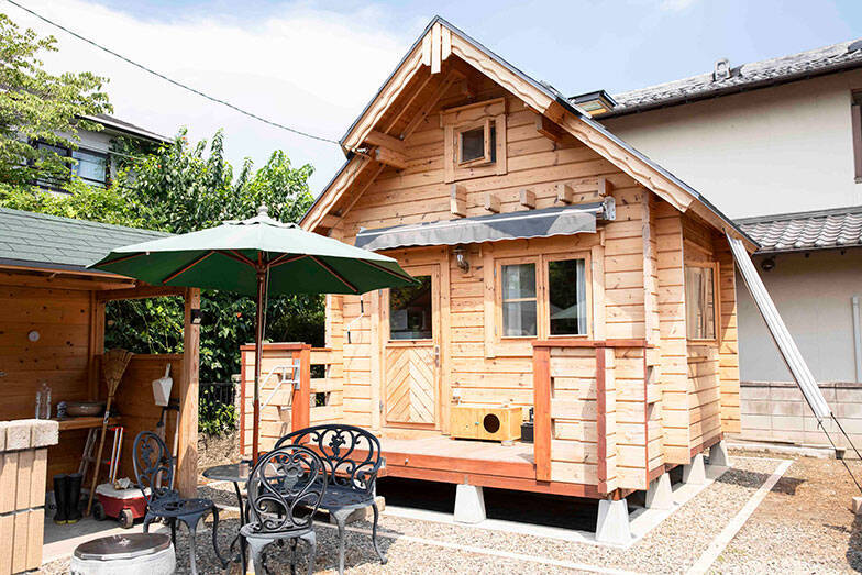 70代男性のお手製ミニログハウス「多目的な趣味の部屋が欲しかった」。カラオケにラジコン…。250万円でつくった家から10秒の”男の隠れ家”にお邪魔します