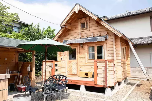 「70代男性のお手製ミニログハウス「多目的な趣味の部屋が欲しかった」。カラオケにラジコン…。250万円でつくった家から10秒の”男の隠れ家”にお邪魔します」の画像