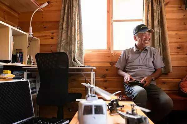 「70代男性のお手製ミニログハウス「多目的な趣味の部屋が欲しかった」。カラオケにラジコン…。250万円でつくった家から10秒の”男の隠れ家”にお邪魔します」の画像