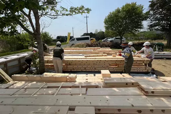 「70代男性のお手製ミニログハウス「多目的な趣味の部屋が欲しかった」。カラオケにラジコン…。250万円でつくった家から10秒の”男の隠れ家”にお邪魔します」の画像