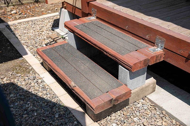 70代男性のお手製ミニログハウス「多目的な趣味の部屋が欲しかった」。カラオケにラジコン…。250万円でつくった家から10秒の”男の隠れ家”にお邪魔します