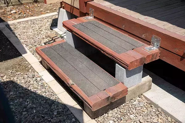 「70代男性のお手製ミニログハウス「多目的な趣味の部屋が欲しかった」。カラオケにラジコン…。250万円でつくった家から10秒の”男の隠れ家”にお邪魔します」の画像