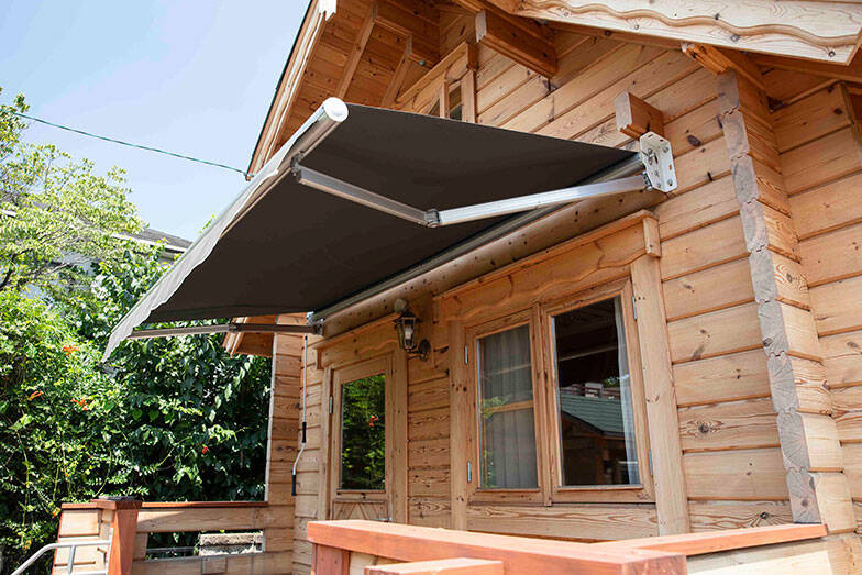 70代男性のお手製ミニログハウス「多目的な趣味の部屋が欲しかった」。カラオケにラジコン…。250万円でつくった家から10秒の”男の隠れ家”にお邪魔します