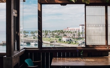 【逗子】路地裏の築50年古民家を、オーシャンビューの絶景自邸＋カフェにリノベ。建築家夫妻が語る”豊かな二拠点生活”の始め方　「南町テラス」