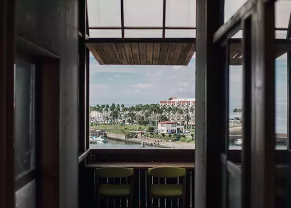 「【逗子】路地裏の築50年古民家を、オーシャンビューの絶景自邸＋カフェにリノベ。建築家夫妻が語る”豊かな二拠点生活”の始め方　「南町テラス」」の画像