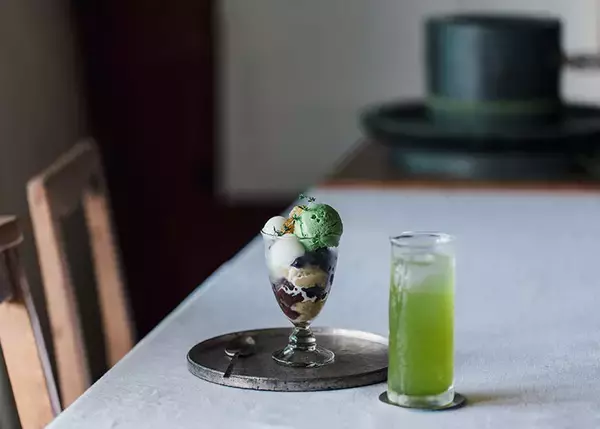 「【逗子】路地裏の築50年古民家を、オーシャンビューの絶景自邸＋カフェにリノベ。建築家夫妻が語る”豊かな二拠点生活”の始め方　「南町テラス」」の画像