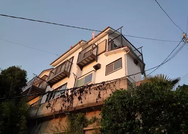 「【逗子】路地裏の築50年古民家を、オーシャンビューの絶景自邸＋カフェにリノベ。建築家夫妻が語る”豊かな二拠点生活”の始め方　「南町テラス」」の画像