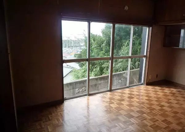 「【逗子】路地裏の築50年古民家を、オーシャンビューの絶景自邸＋カフェにリノベ。建築家夫妻が語る”豊かな二拠点生活”の始め方　「南町テラス」」の画像