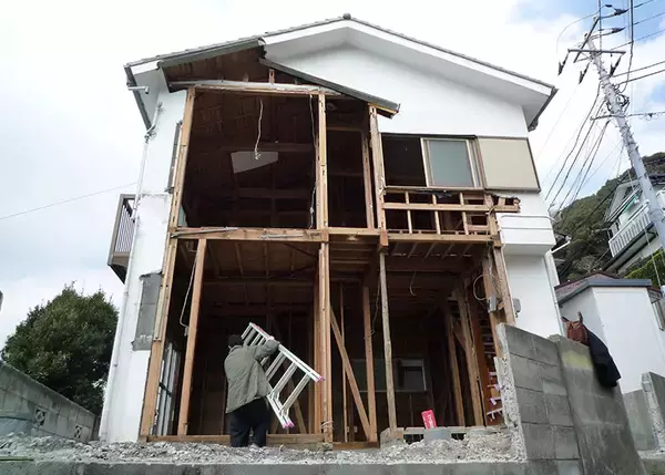 「【逗子】路地裏の築50年古民家を、オーシャンビューの絶景自邸＋カフェにリノベ。建築家夫妻が語る”豊かな二拠点生活”の始め方　「南町テラス」」の画像