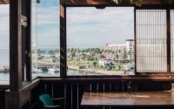 【逗子】路地裏の築50年古民家を、オーシャンビューの絶景自邸＋カフェにリノベ。建築家夫妻が語る”豊かな二拠点生活”の始め方　「南町テラス」