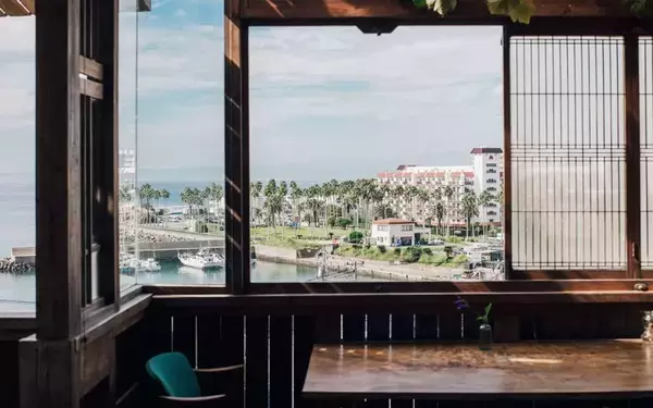 「【逗子】路地裏の築50年古民家を、オーシャンビューの絶景自邸＋カフェにリノベ。建築家夫妻が語る”豊かな二拠点生活”の始め方　「南町テラス」」の画像