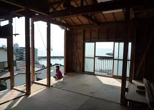 「【逗子】路地裏の築50年古民家を、オーシャンビューの絶景自邸＋カフェにリノベ。建築家夫妻が語る”豊かな二拠点生活”の始め方　「南町テラス」」の画像