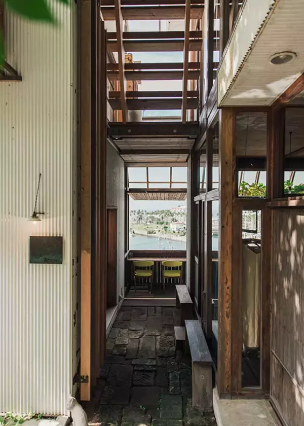 「【逗子】路地裏の築50年古民家を、オーシャンビューの絶景自邸＋カフェにリノベ。建築家夫妻が語る”豊かな二拠点生活”の始め方　「南町テラス」」の画像