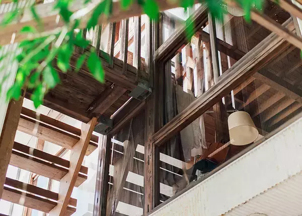 「【逗子】路地裏の築50年古民家を、オーシャンビューの絶景自邸＋カフェにリノベ。建築家夫妻が語る”豊かな二拠点生活”の始め方　「南町テラス」」の画像