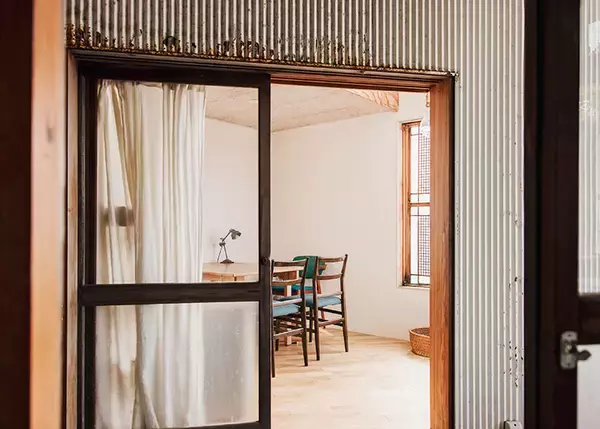 「【逗子】路地裏の築50年古民家を、オーシャンビューの絶景自邸＋カフェにリノベ。建築家夫妻が語る”豊かな二拠点生活”の始め方　「南町テラス」」の画像