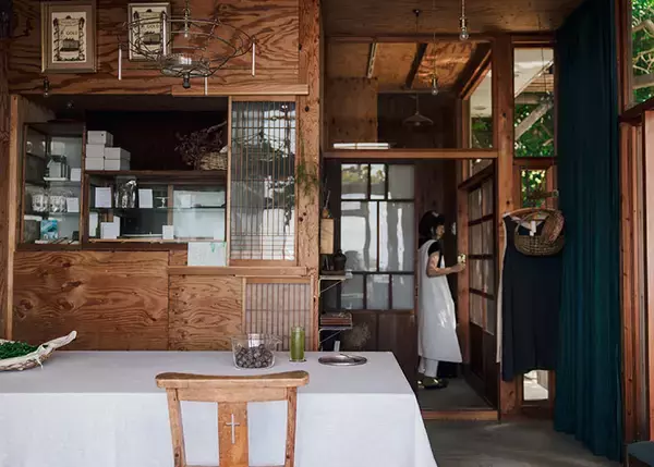 「【逗子】路地裏の築50年古民家を、オーシャンビューの絶景自邸＋カフェにリノベ。建築家夫妻が語る”豊かな二拠点生活”の始め方　「南町テラス」」の画像