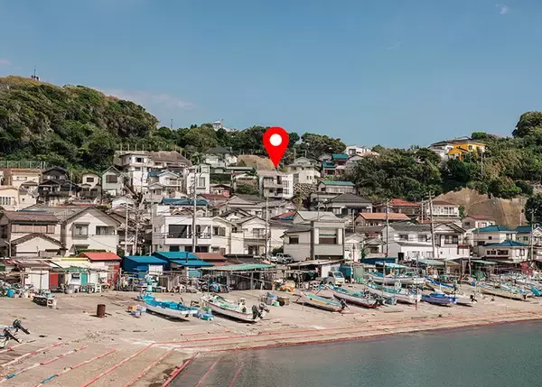 「【逗子】路地裏の築50年古民家を、オーシャンビューの絶景自邸＋カフェにリノベ。建築家夫妻が語る”豊かな二拠点生活”の始め方　「南町テラス」」の画像