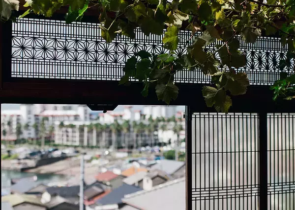 「【逗子】路地裏の築50年古民家を、オーシャンビューの絶景自邸＋カフェにリノベ。建築家夫妻が語る”豊かな二拠点生活”の始め方　「南町テラス」」の画像