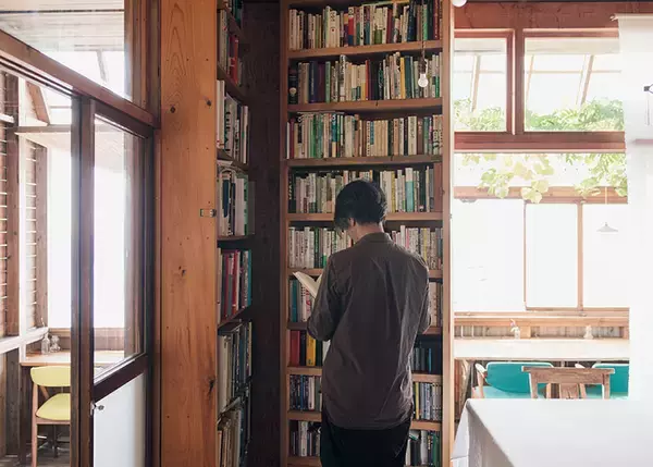 「【逗子】路地裏の築50年古民家を、オーシャンビューの絶景自邸＋カフェにリノベ。建築家夫妻が語る”豊かな二拠点生活”の始め方　「南町テラス」」の画像