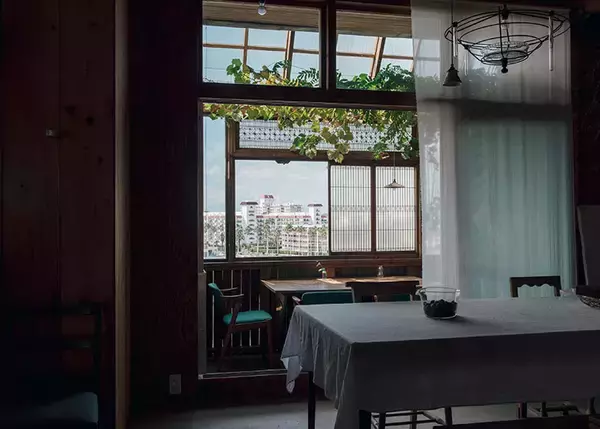 「【逗子】路地裏の築50年古民家を、オーシャンビューの絶景自邸＋カフェにリノベ。建築家夫妻が語る”豊かな二拠点生活”の始め方　「南町テラス」」の画像