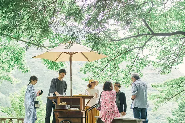 「【逗子】路地裏の築50年古民家を、オーシャンビューの絶景自邸＋カフェにリノベ。建築家夫妻が語る”豊かな二拠点生活”の始め方　「南町テラス」」の画像