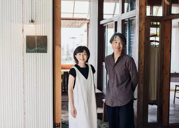 「【逗子】路地裏の築50年古民家を、オーシャンビューの絶景自邸＋カフェにリノベ。建築家夫妻が語る”豊かな二拠点生活”の始め方　「南町テラス」」の画像