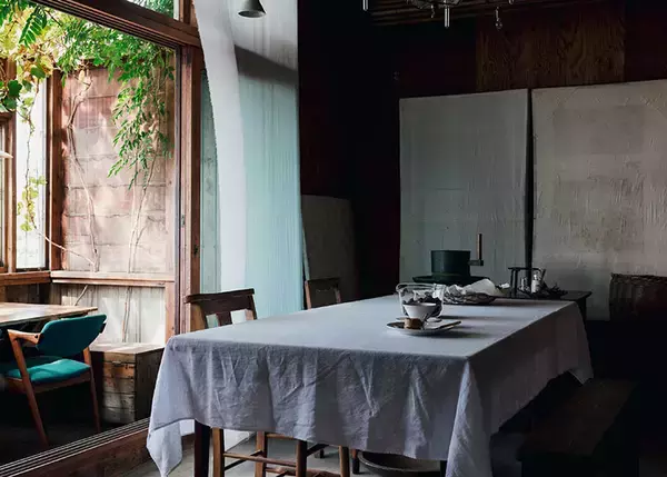 「【逗子】路地裏の築50年古民家を、オーシャンビューの絶景自邸＋カフェにリノベ。建築家夫妻が語る”豊かな二拠点生活”の始め方　「南町テラス」」の画像