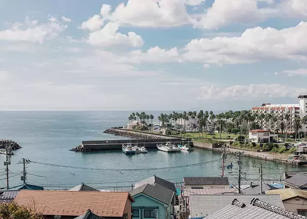 「【逗子】路地裏の築50年古民家を、オーシャンビューの絶景自邸＋カフェにリノベ。建築家夫妻が語る”豊かな二拠点生活”の始め方　「南町テラス」」の画像