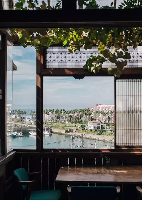 「【逗子】路地裏の築50年古民家を、オーシャンビューの絶景自邸＋カフェにリノベ。建築家夫妻が語る”豊かな二拠点生活”の始め方　「南町テラス」」の画像