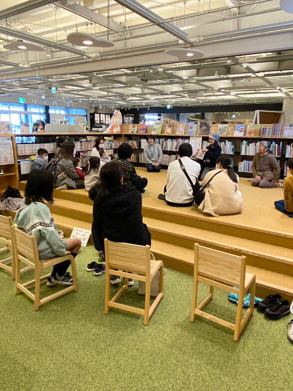 人口減エリアの図書館なのに県外からのファンも。既成概念くつがえす「小さな街のような空間」の工夫がすごすぎた！　静岡県牧之原市