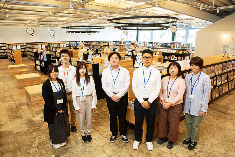 人口減エリアの図書館なのに県外からのファンも。既成概念くつがえす「小さな街のような空間」の工夫がすごすぎた！　静岡県牧之原市