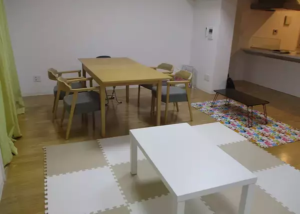 「空室めだつ築古団地、「シングルマザー専用」フロアにして満室に。オートロック完備、群馬県が全国初のシェアハウス運営を決断」の画像