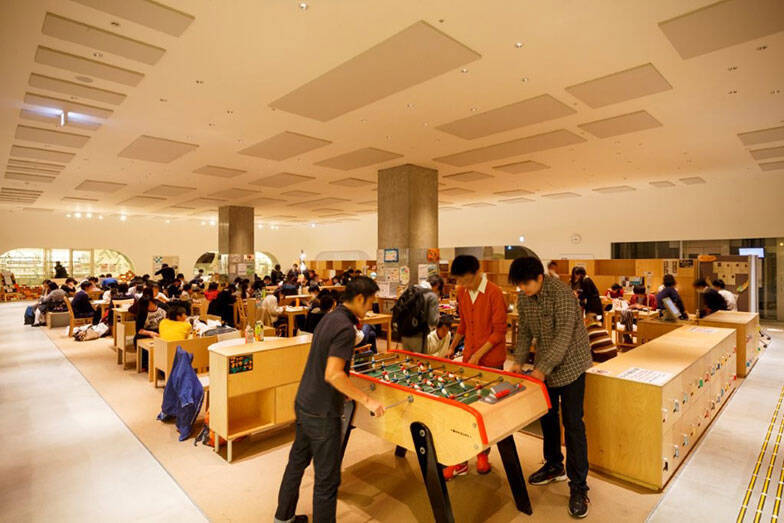 “しゃべれる図書館”「武蔵野プレイス」が変えた公共施設の常識。青少年の居場所から大人の部活まで、多世代が愛する武蔵境の“居場所”160万人が虜に