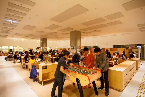 「“しゃべれる図書館”「武蔵野プレイス」が変えた公共施設の常識。青少年の居場所から大人の部活まで、多世代が愛する武蔵境の“居場所”160万人が虜に」の画像