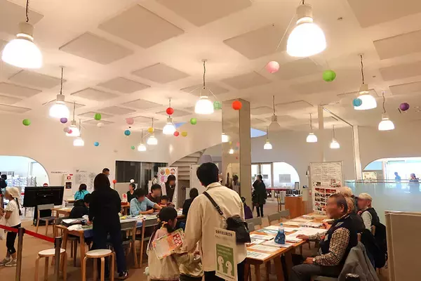 「“しゃべれる図書館”「武蔵野プレイス」が変えた公共施設の常識。青少年の居場所から大人の部活まで、多世代が愛する武蔵境の“居場所”160万人が虜に」の画像