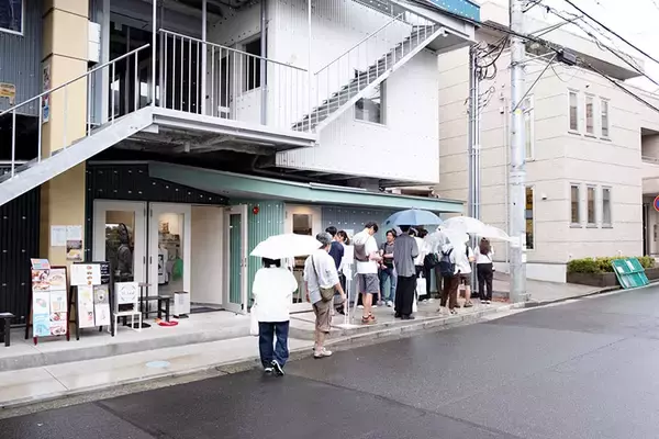 「”目先の利益よりまちの未来”代々続く地主の若き建築家が仕掛ける、個人店など集まる食の拠点 「新横浜食料品センター」。ご近所づきあいの新しい距離感生む賃貸「森庭山荘」も」の画像