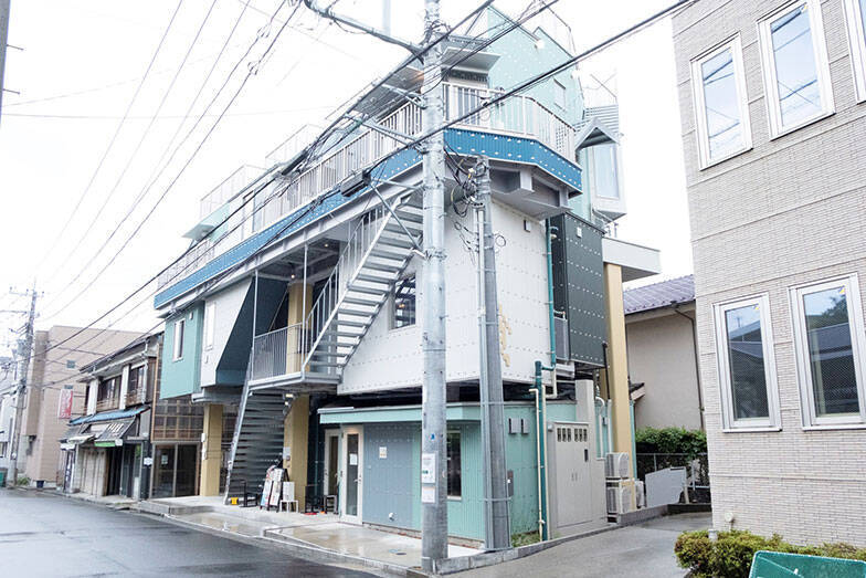 ”目先の利益よりまちの未来”代々続く地主の若き建築家が仕掛ける、個人店など集まる食の拠点 「新横浜食料品センター」。ご近所づきあいの新しい距離感生む賃貸「森庭山荘」も