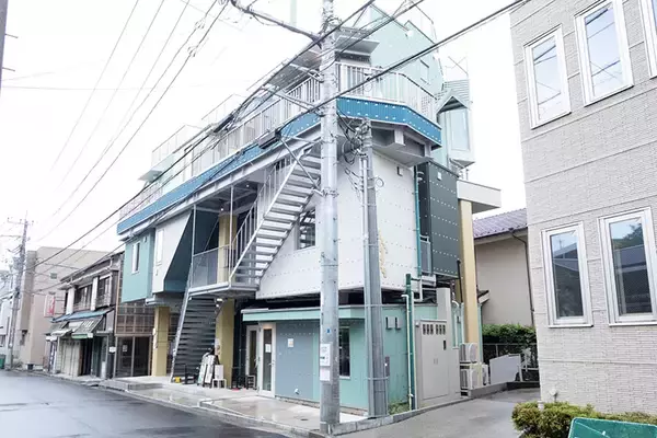 「”目先の利益よりまちの未来”代々続く地主の若き建築家が仕掛ける、個人店など集まる食の拠点 「新横浜食料品センター」。ご近所づきあいの新しい距離感生む賃貸「森庭山荘」も」の画像